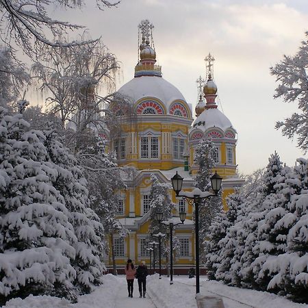 Nadezhda Apartments On The Nauryzbai Batyr 82 Alma-Ata Buitenkant foto