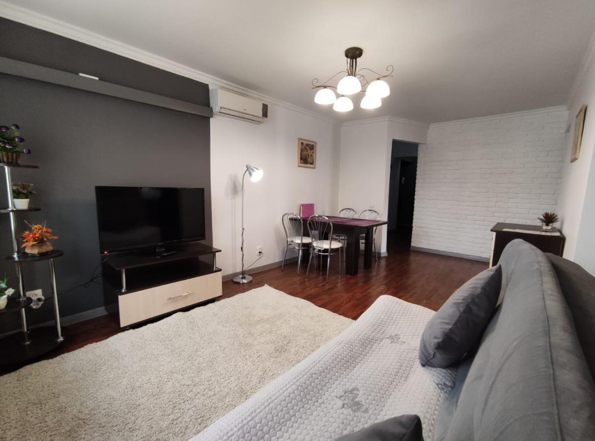 Nadezhda Apartments On The Nauryzbai Batyr 82 Alma-Ata Buitenkant foto