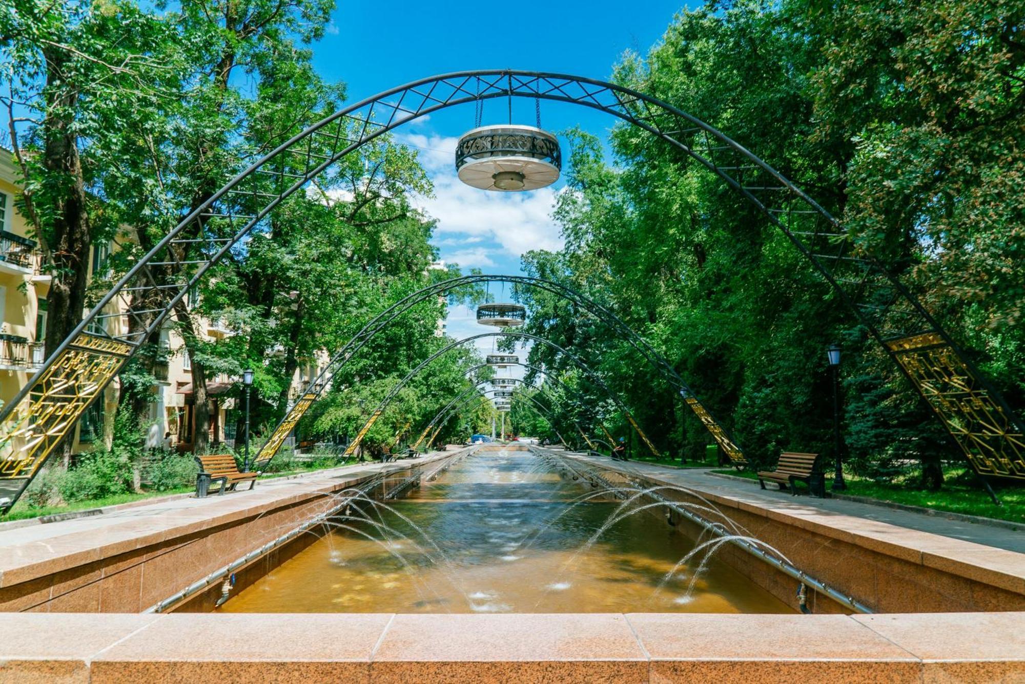 Nadezhda Apartments On The Nauryzbai Batyr 82 Alma-Ata Buitenkant foto