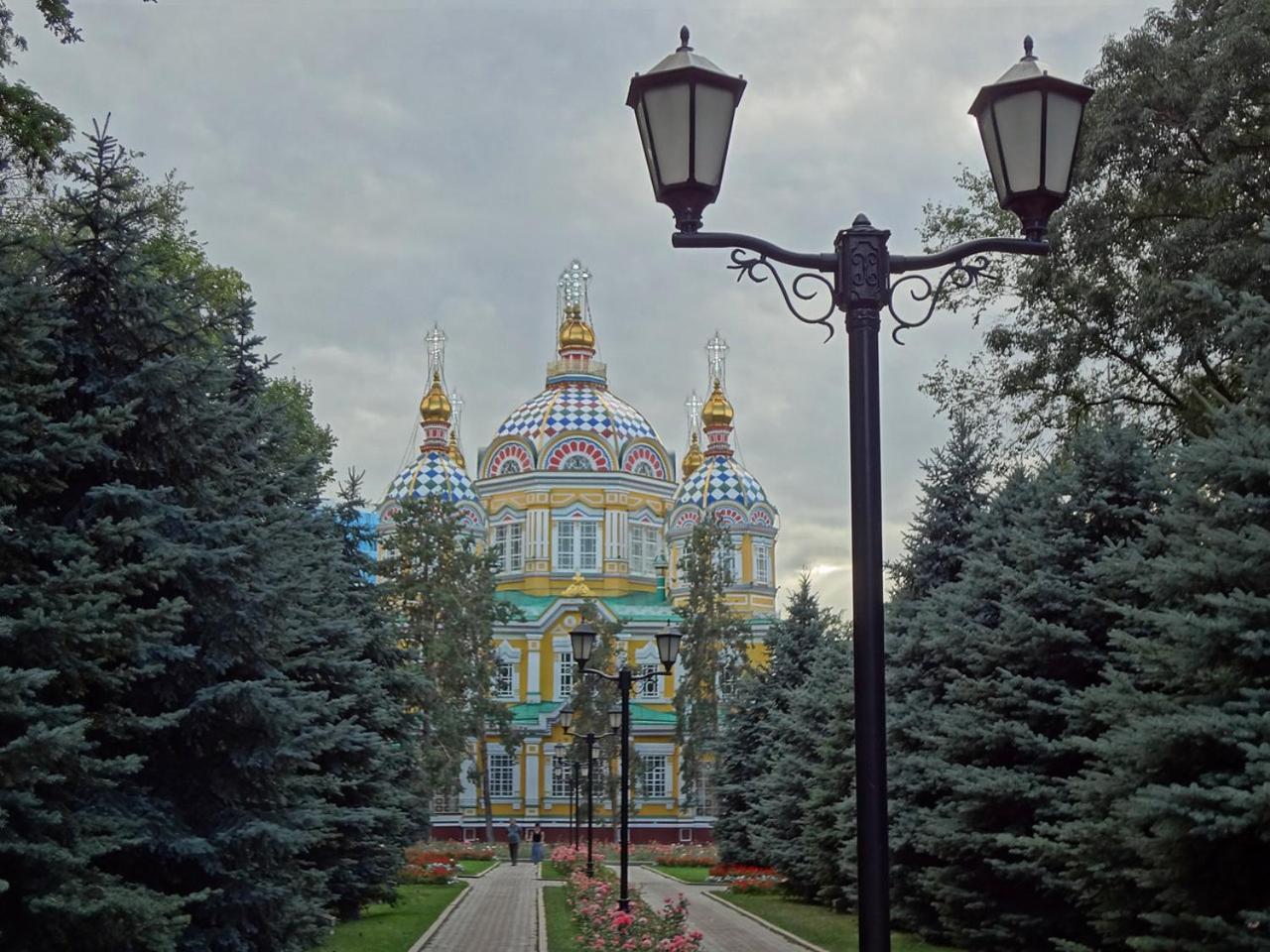 Nadezhda Apartments On The Nauryzbai Batyr 82 Alma-Ata Buitenkant foto