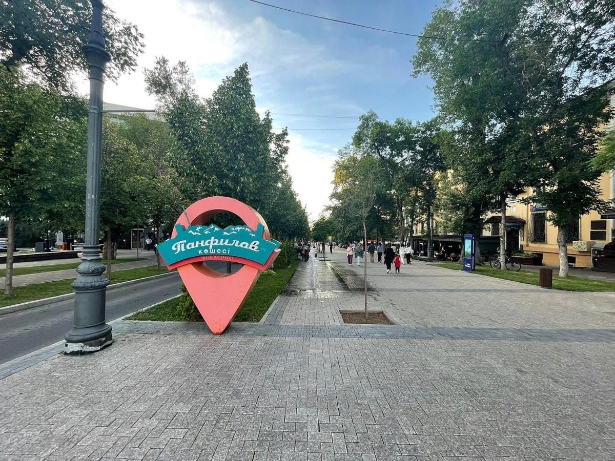 Nadezhda Apartments On The Nauryzbai Batyr 82 Alma-Ata Buitenkant foto