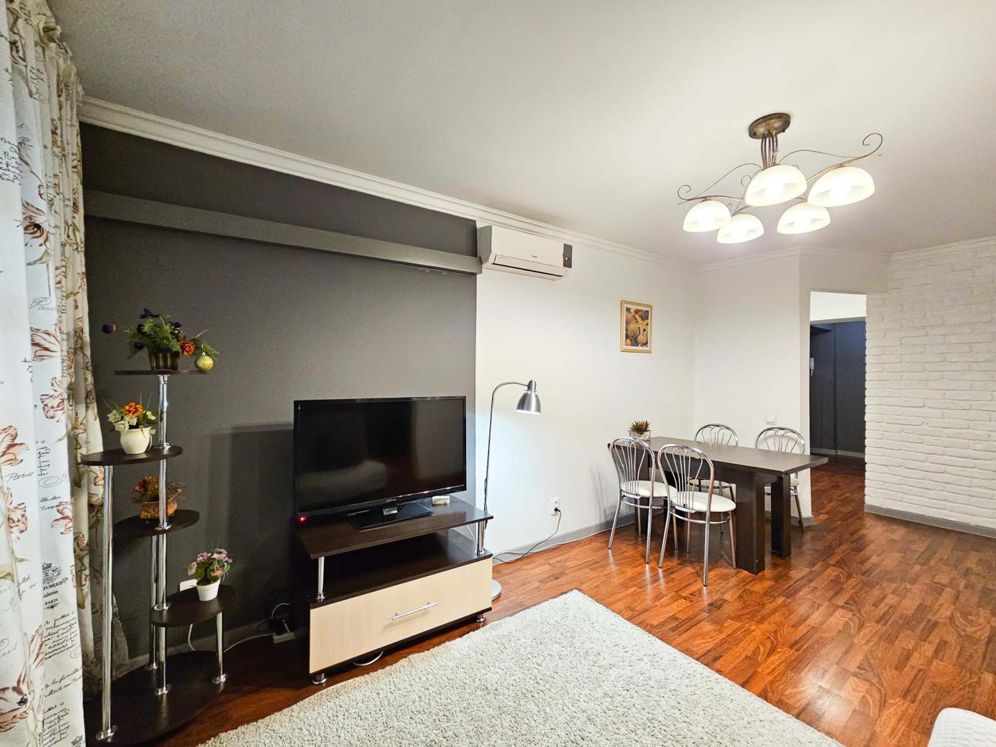 Nadezhda Apartments On The Nauryzbai Batyr 82 Alma-Ata Buitenkant foto